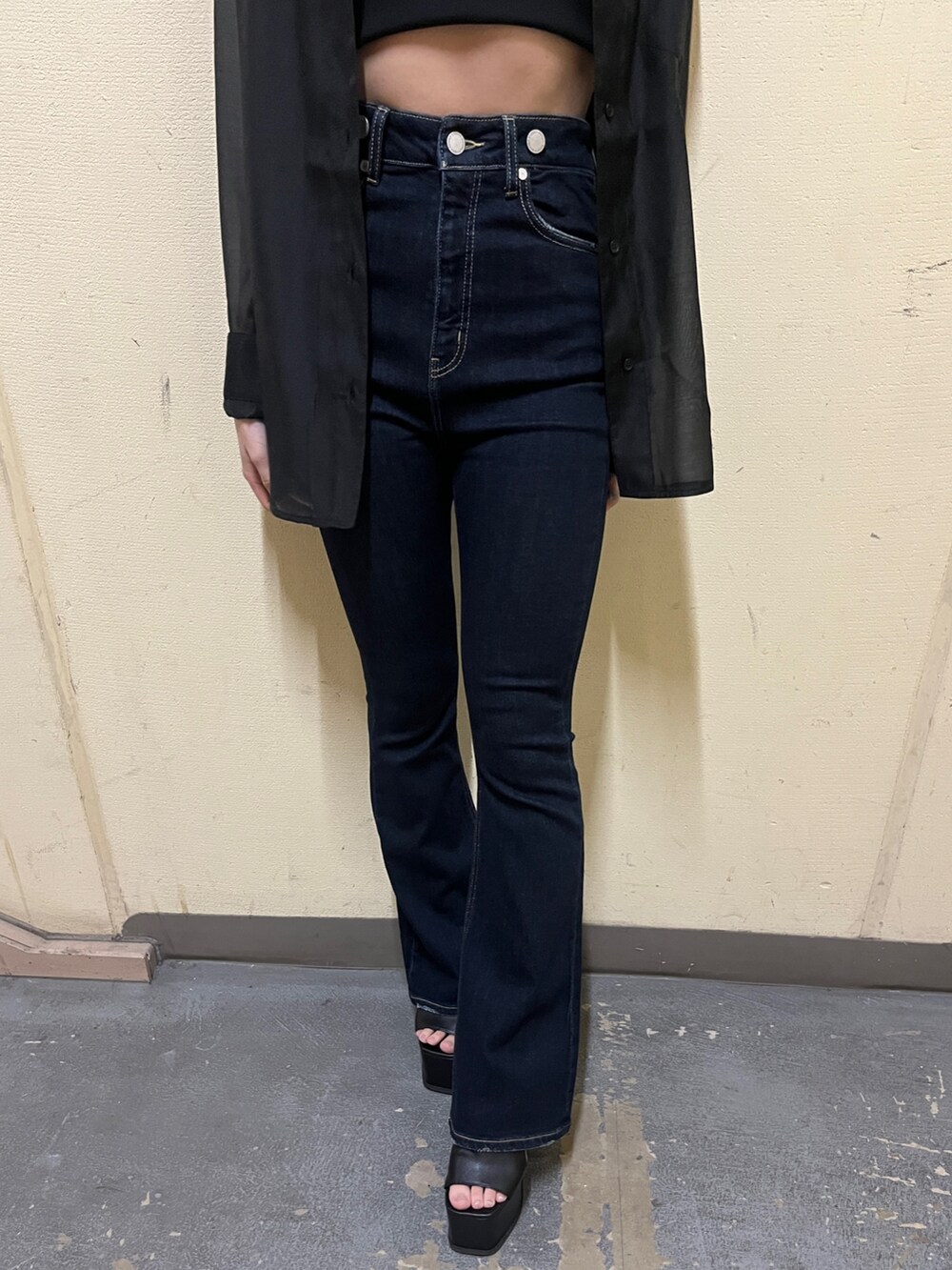 ブラック系のシャツ/ブラウス、ブルー系のサロペット/オーバーオール、ブラック系のハンドバッグを着用したレディースの春コーディネートの7枚目の写真