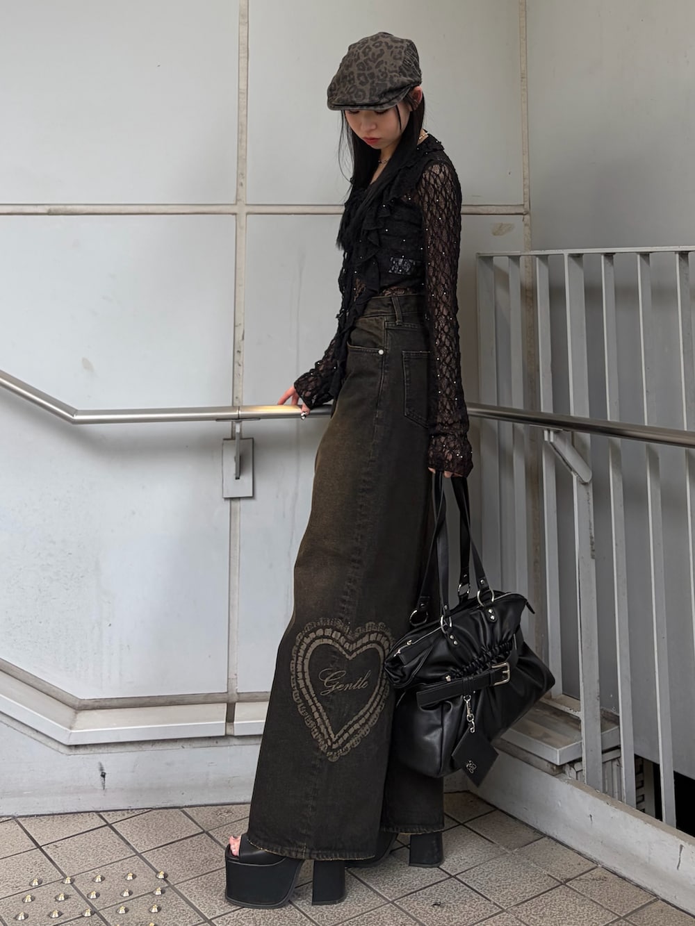 ブラック系のTシャツ/カットソー、ブラック系のキャミソール、ブラック系のデニムパンツを着用したレディースの春コーディネートの2枚目の写真