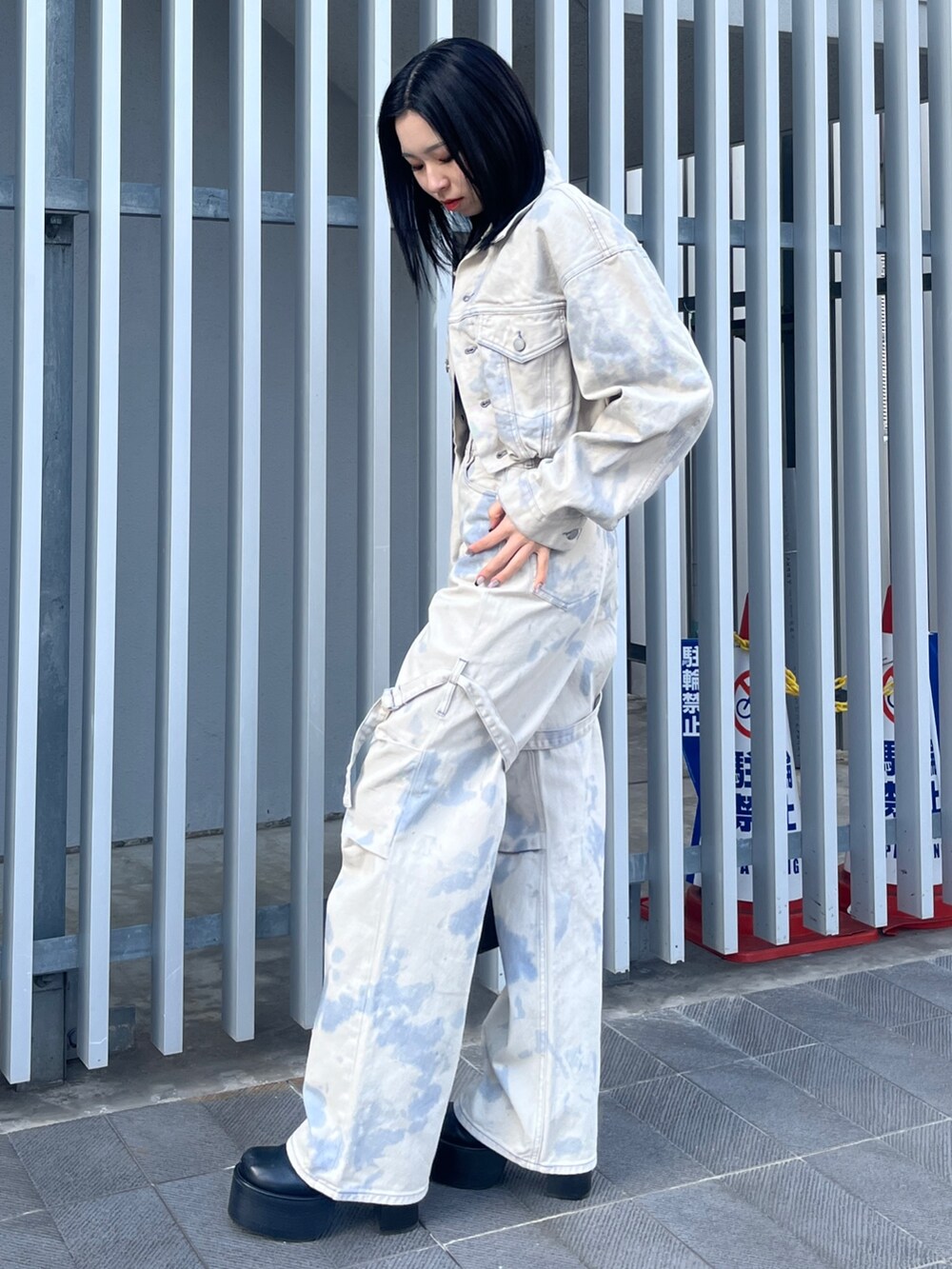 ホワイト系のデニムジャケット、ブラック系のニット/セーター、ホワイト系のデニムパンツを着用したレディースの冬コーディネートの2枚目の写真