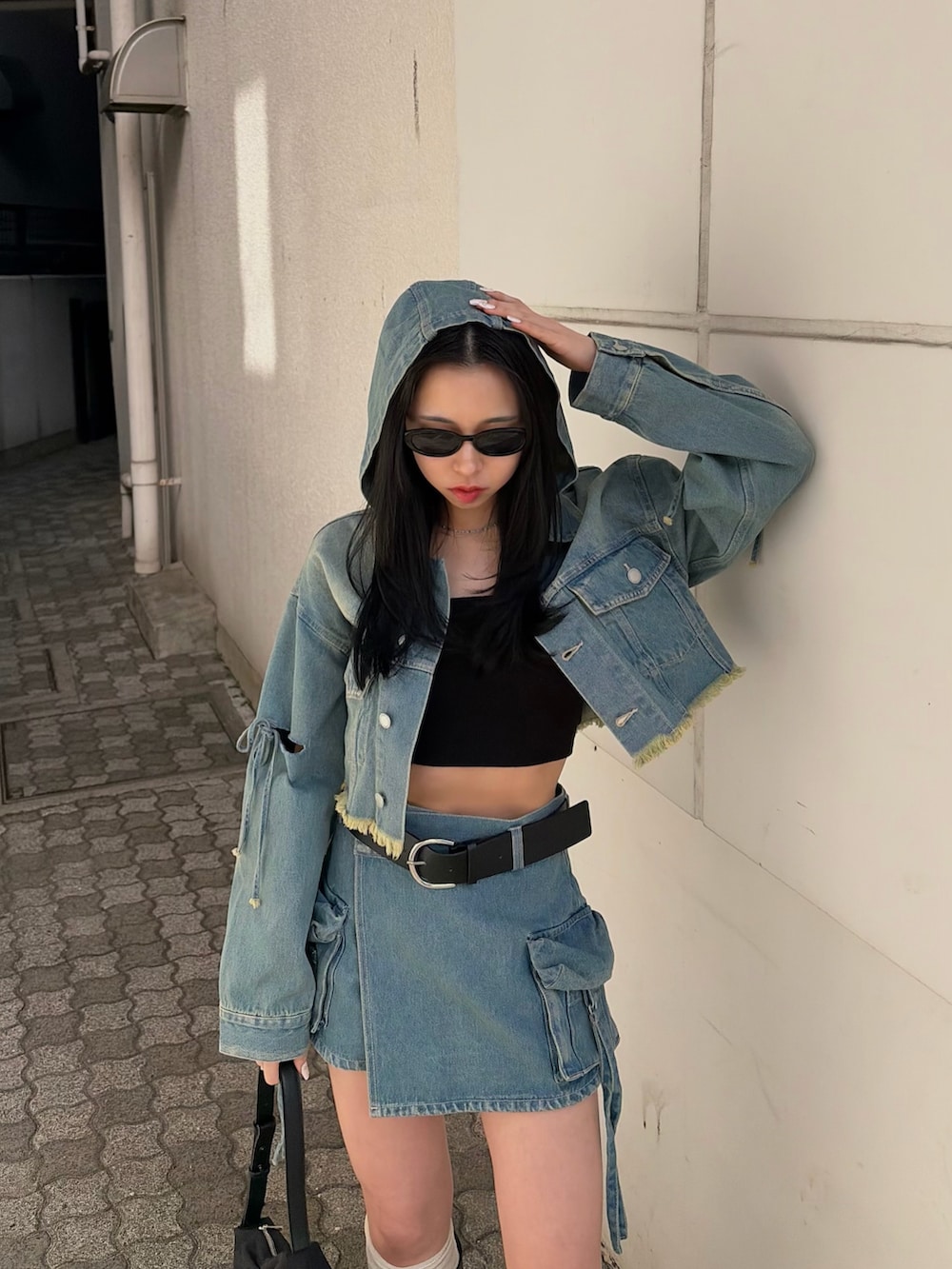 ブルー系のその他パンツ、ブラック系のブーツ、ブラック系のキャミソールを着用したレディースの冬コーディネートの3枚目の写真