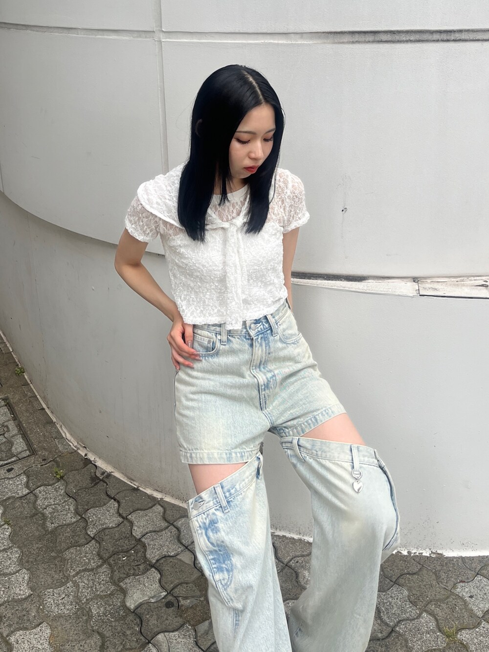 ホワイト系のTシャツ/カットソー、ブルー系のデニムパンツ、ブラック系のサンダルを着用したレディースの夏コーディネートの5枚目の写真