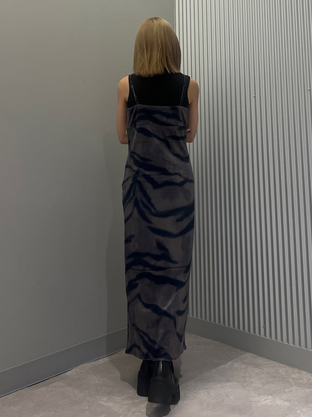 ブラック系のハンドバッグ、ブラック系のタンクトップ、その他のワンピースを着用したレディースの秋コーディネートの3枚目の写真