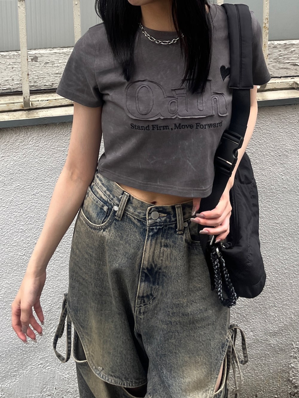 グレー系のTシャツ/カットソー、ブラック系のサンダル、ブルー系のデニムパンツを着用したレディースの夏コーディネートの4枚目の写真