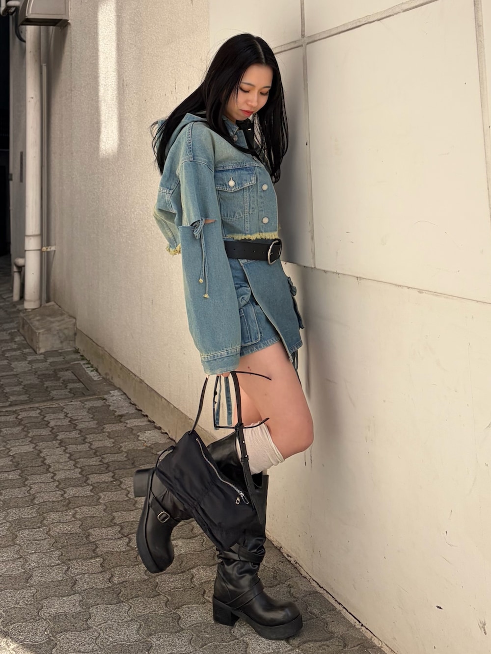 ブルー系のその他パンツ、ブラック系のブーツ、ブラック系のキャミソールを着用したレディースの冬コーディネートの2枚目の写真