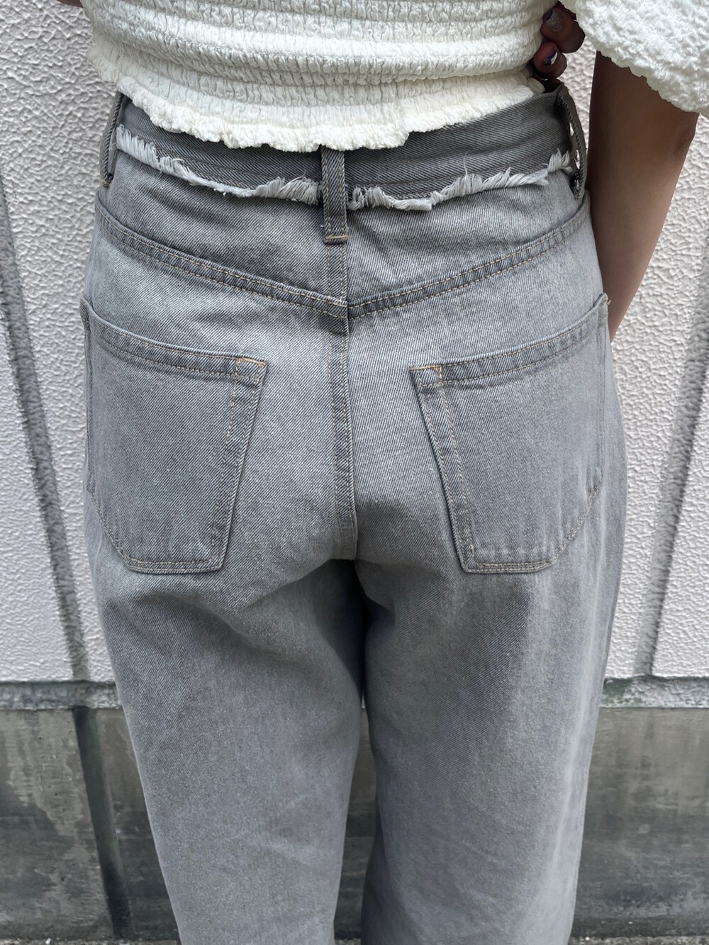 ホワイト系のTシャツ/カットソー、グレー系のデニムパンツ、ブラック系のサンダルを着用したレディースの夏コーディネートの7枚目の写真