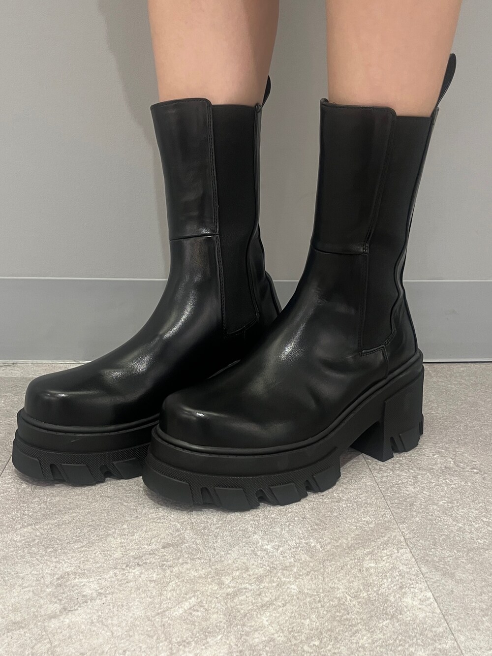 ブラック系のハンドバッグ、ブラック系のタンクトップ、その他のワンピースを着用したレディースの秋コーディネートの6枚目の写真