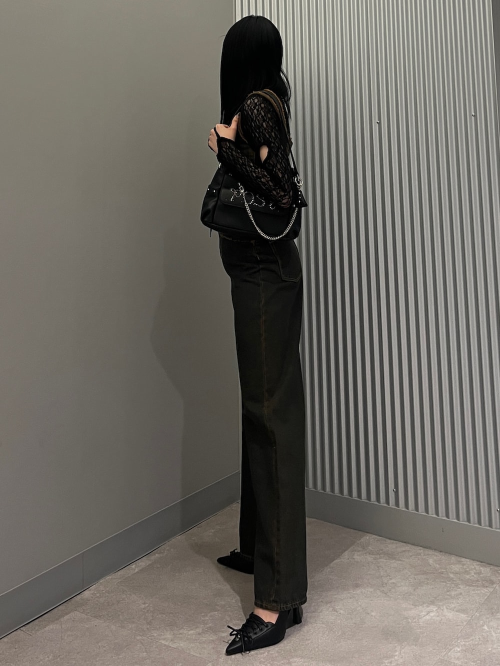 ブルー系のデニムパンツ、ブルー系のタンクトップ、ブラック系のTシャツ/カットソーを着用したレディースの春コーディネートの2枚目の写真
