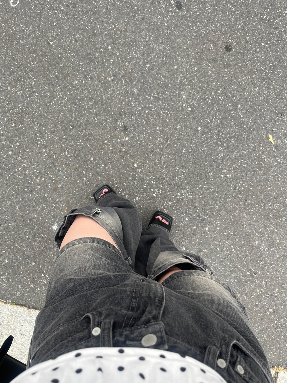 ホワイト系のタンクトップ、ブラック系のデニムパンツ、ブラック系のハンドバッグを着用したレディースの夏コーディネートの4枚目の写真