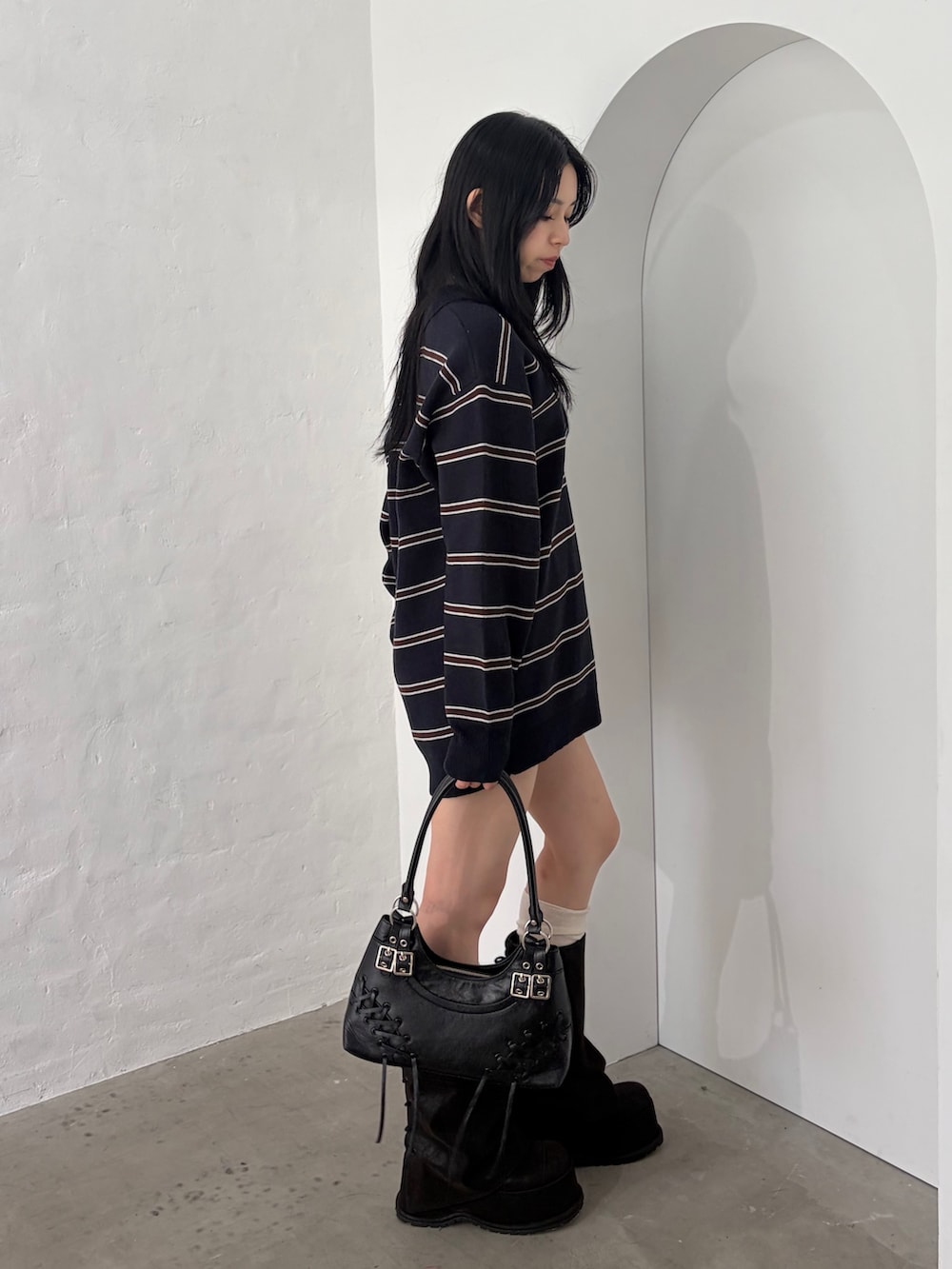 ブルー系のワンピース、ブラック系のその他パンツ、ブラック系のブーツを着用したレディースの秋コーディネートの2枚目の写真
