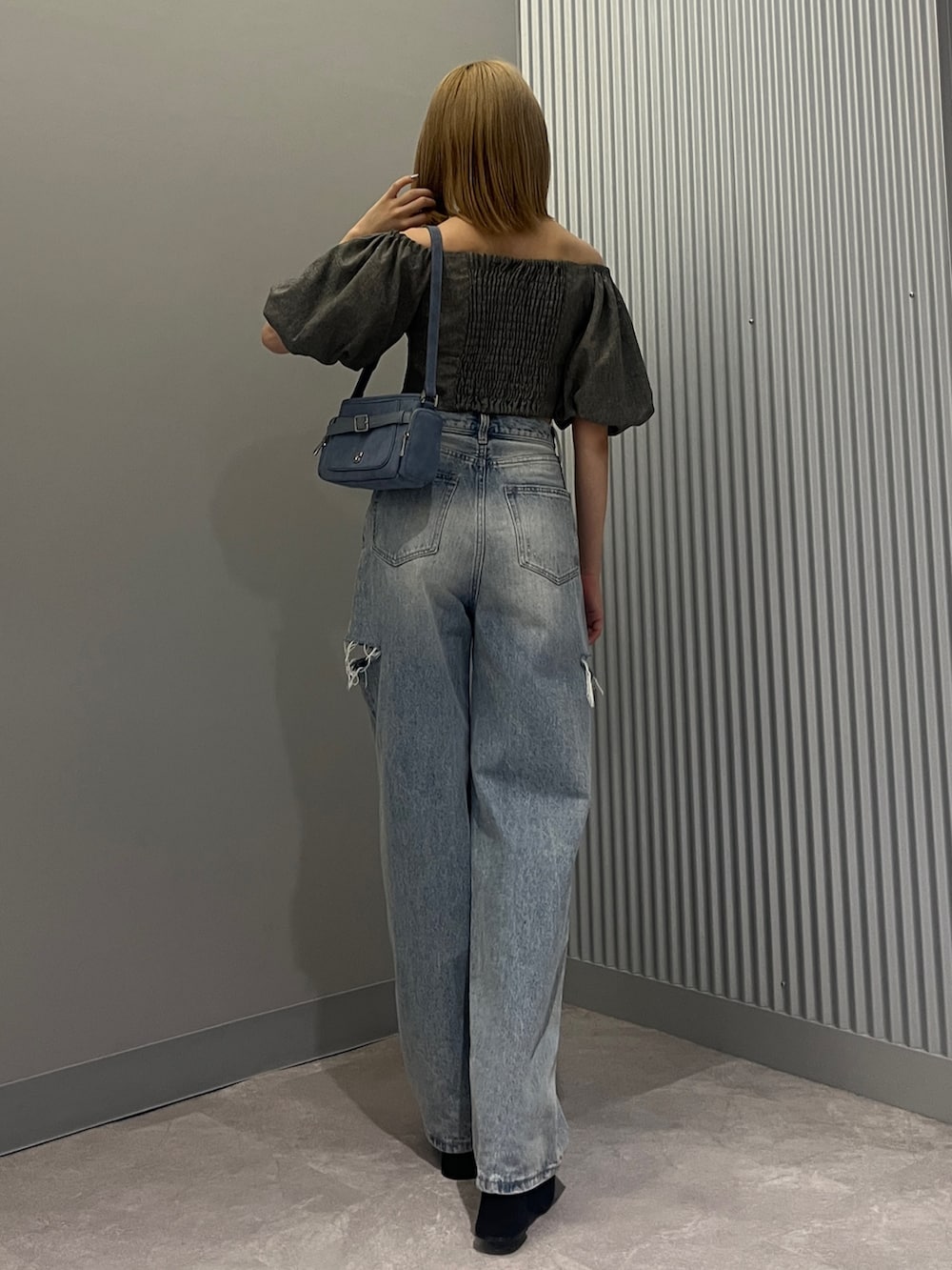 グレー系のシャツ/ブラウス、ブルー系のショルダーバッグ、ブルー系のデニムパンツを着用したレディースの夏コーディネートの3枚目の写真