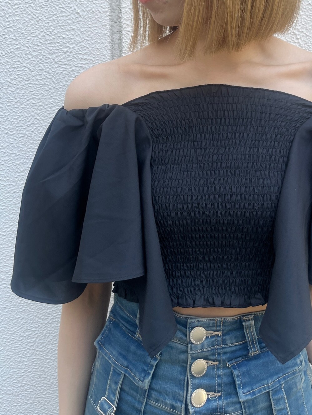 ブラック系のTシャツ/カットソー、ブルー系のデニムパンツ、ブラック系のハンドバッグを着用したレディースの夏コーディネートの6枚目の写真