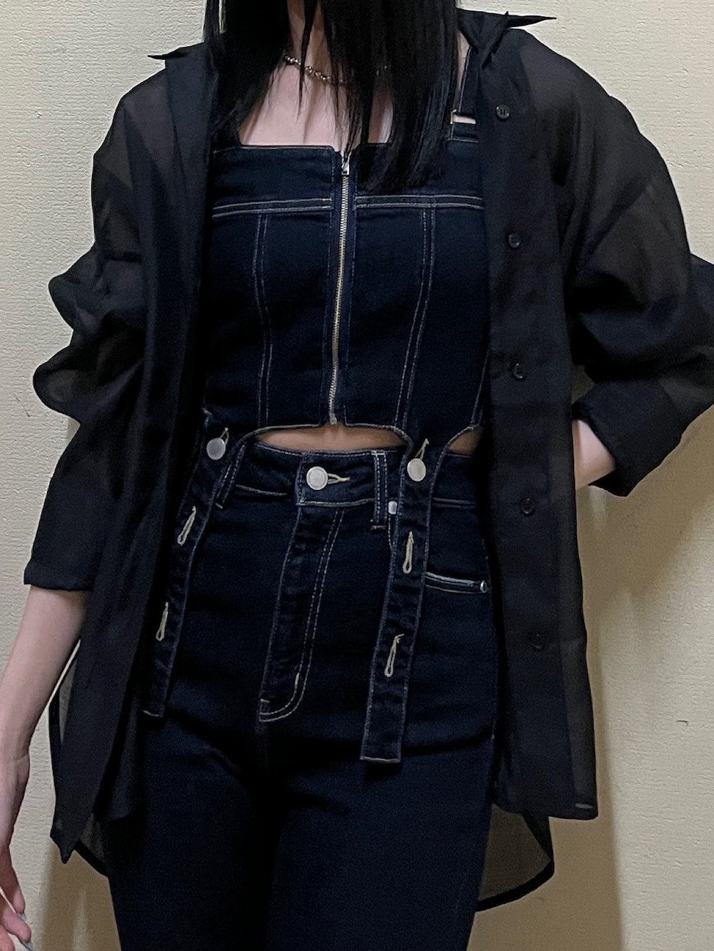 ブラック系のシャツ/ブラウス、ブルー系のサロペット/オーバーオール、ブラック系のハンドバッグを着用したレディースの春コーディネートの6枚目の写真