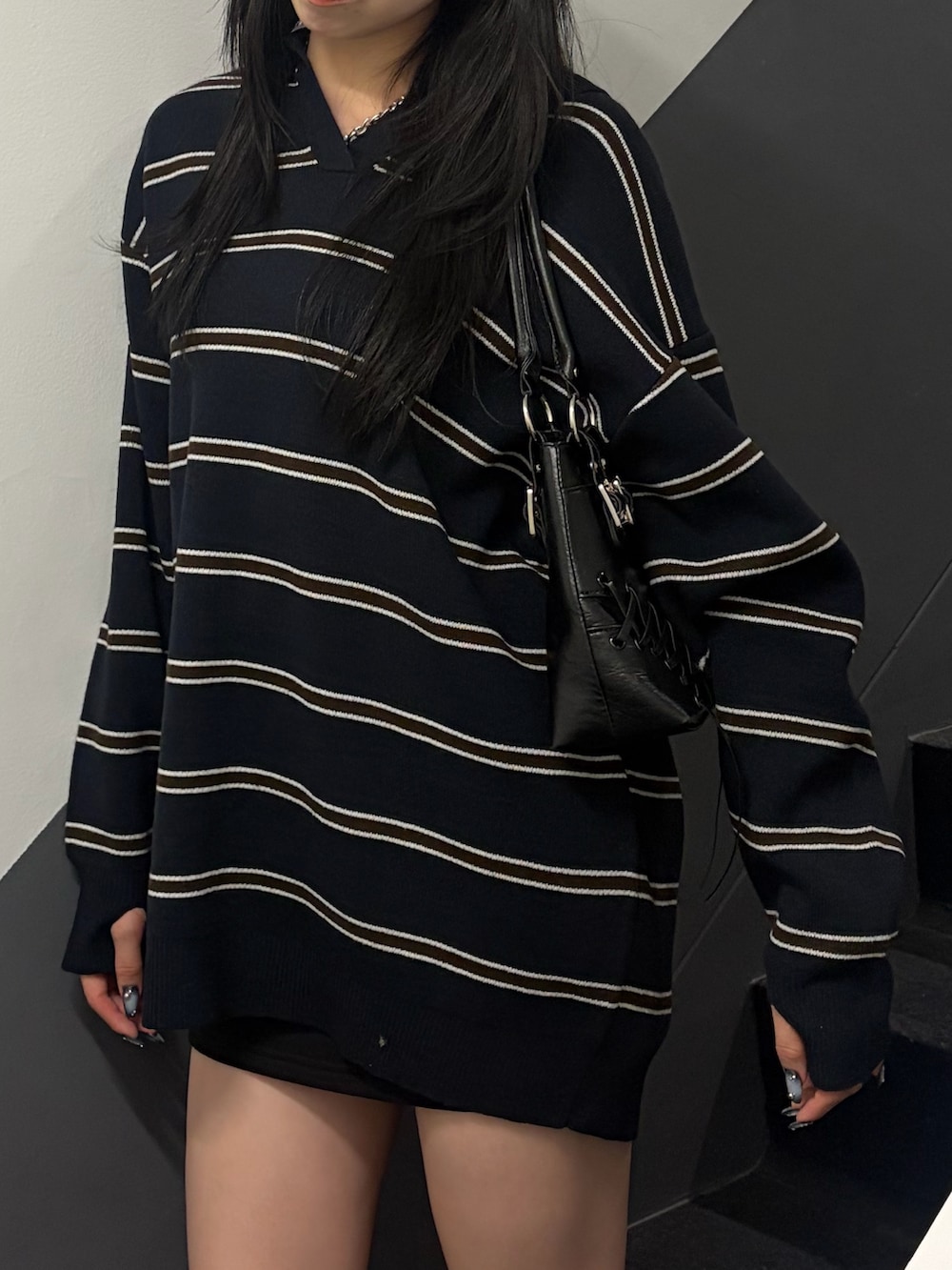 ブルー系のワンピース、ブラック系のその他パンツ、ブラック系のブーツを着用したレディースの秋コーディネートの4枚目の写真