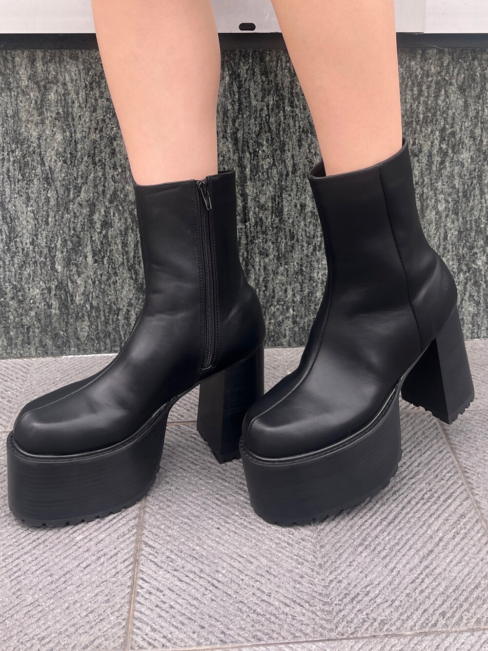 ブルー系のデニムパンツ、ブラック系のニット/セーター、ブラック系のショルダーバッグを着用したレディースの秋コーディネートの8枚目の写真