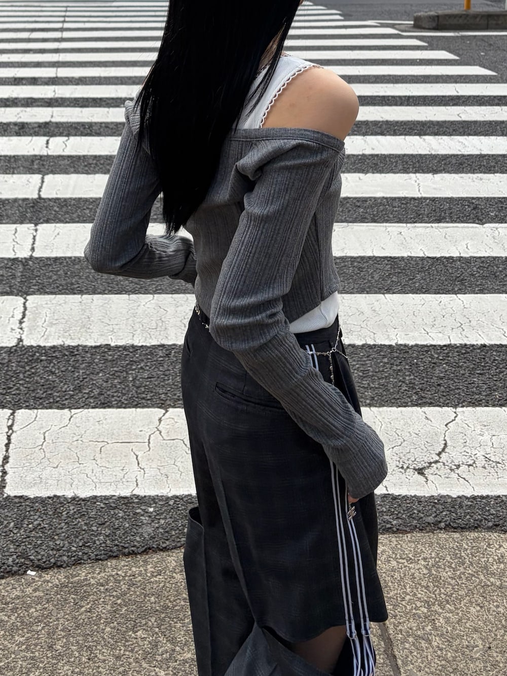 グレー系のTシャツ/カットソー、グレー系のその他パンツ、ブラック系のローファーを着用したレディースの春コーディネートの5枚目の写真