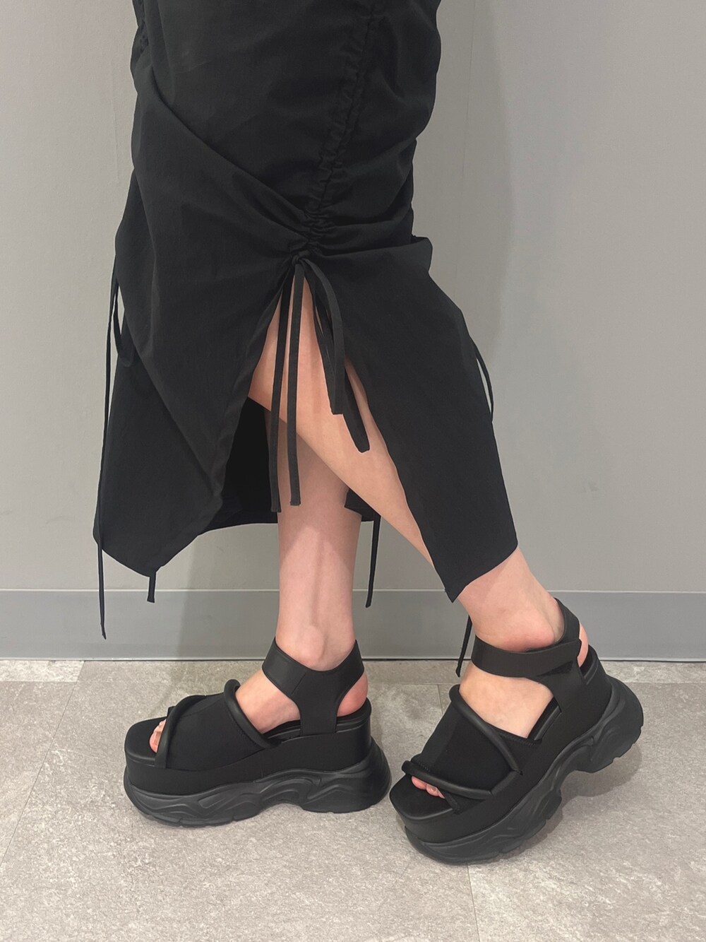 グレー系のシャツ/ブラウス、ブラック系のワンピース、ブラック系のサンダルを着用したレディースの春コーディネートの7枚目の写真