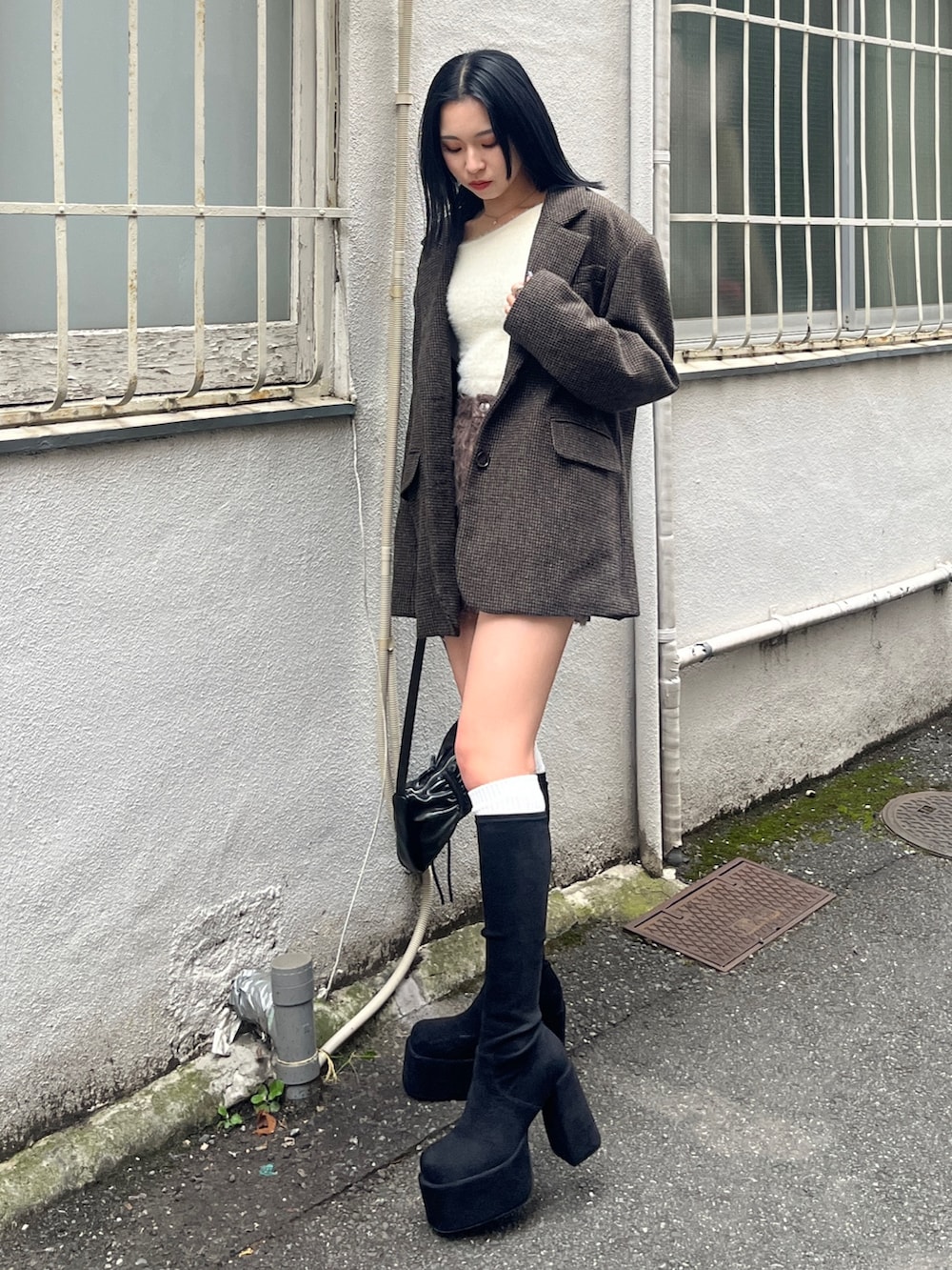 ホワイト系のニット/セーター、その他のテーラードジャケット、ブラウン系のその他パンツを着用したレディースの秋コーディネートの2枚目の写真