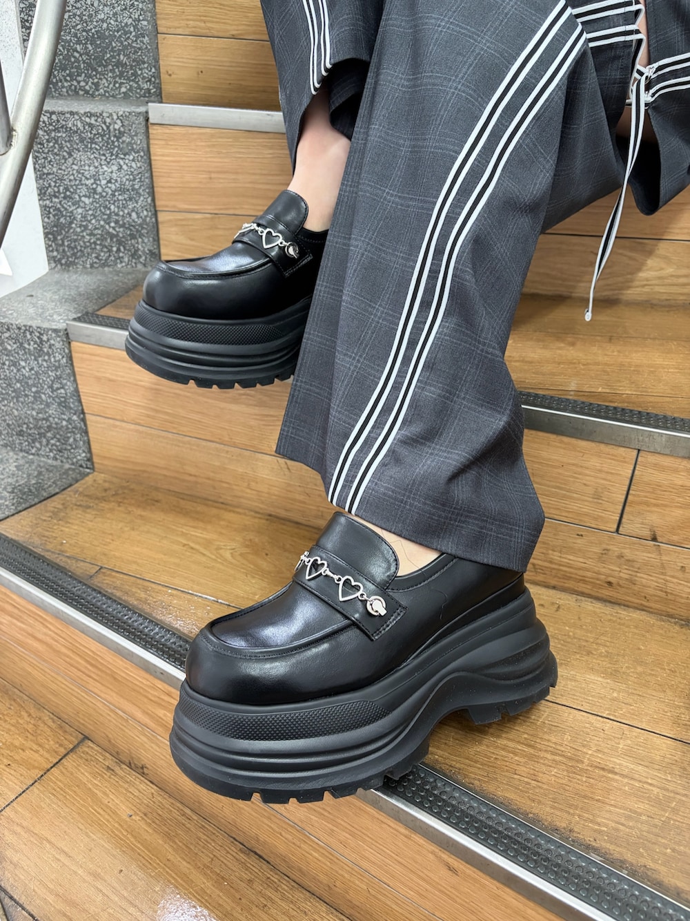 グレー系のTシャツ/カットソー、グレー系のその他パンツ、ブラック系のローファーを着用したレディースの春コーディネートの6枚目の写真