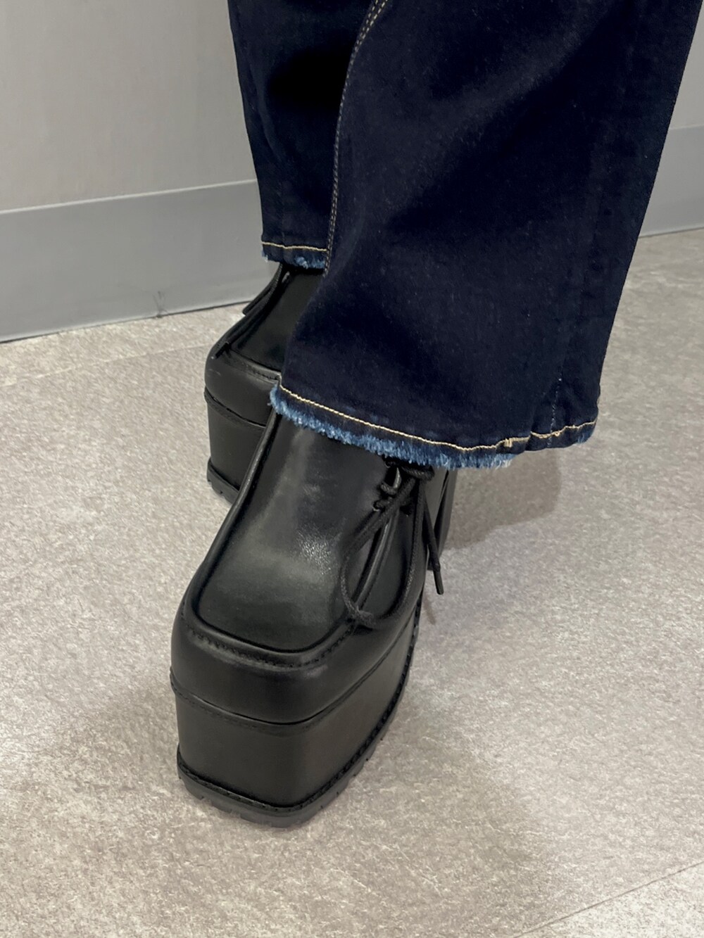 ブルー系のTシャツ/カットソー、ブルー系のデニムパンツ、ブラック系のサンダルを着用したレディースの春コーディネートの6枚目の写真