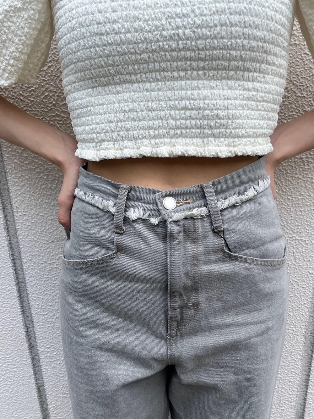 ホワイト系のTシャツ/カットソー、グレー系のデニムパンツ、ブラック系のサンダルを着用したレディースの夏コーディネートの6枚目の写真