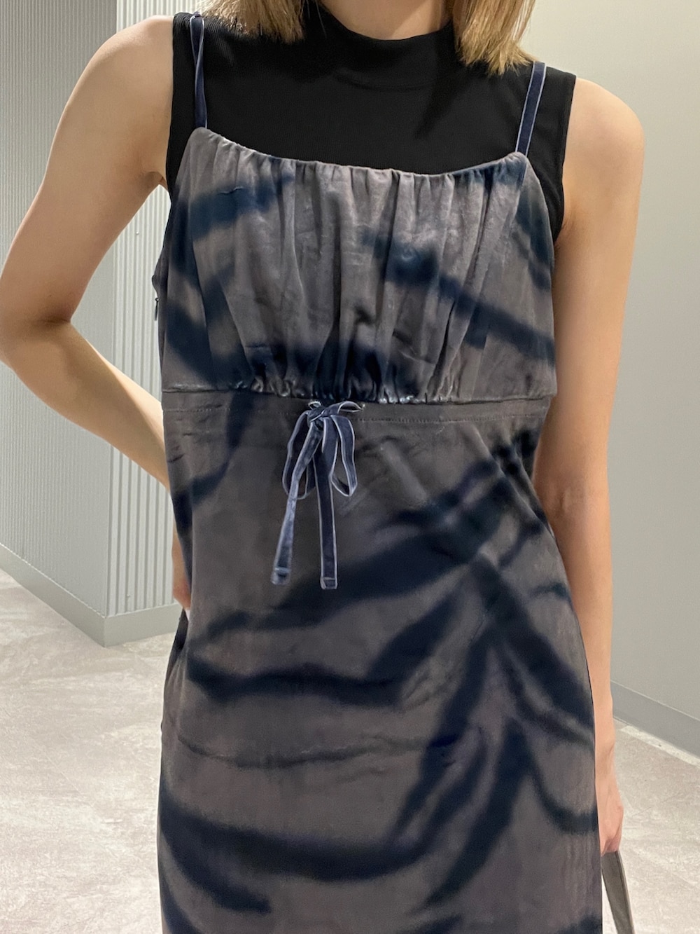 ブラック系のハンドバッグ、ブラック系のタンクトップ、その他のワンピースを着用したレディースの秋コーディネートの4枚目の写真