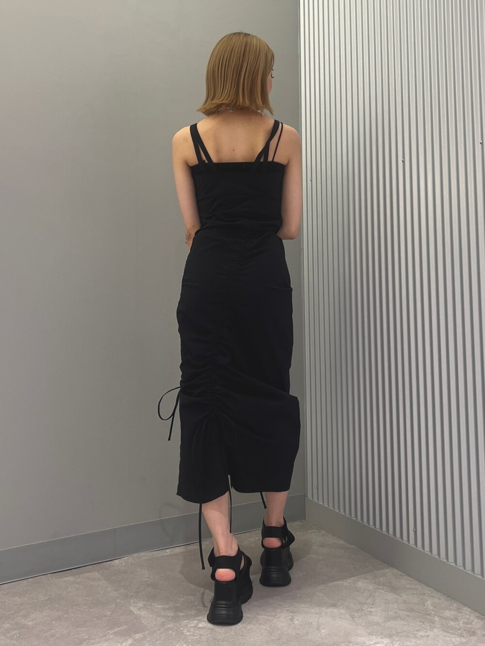 グレー系のシャツ/ブラウス、ブラック系のワンピース、ブラック系のサンダルを着用したレディースの春コーディネートの4枚目の写真