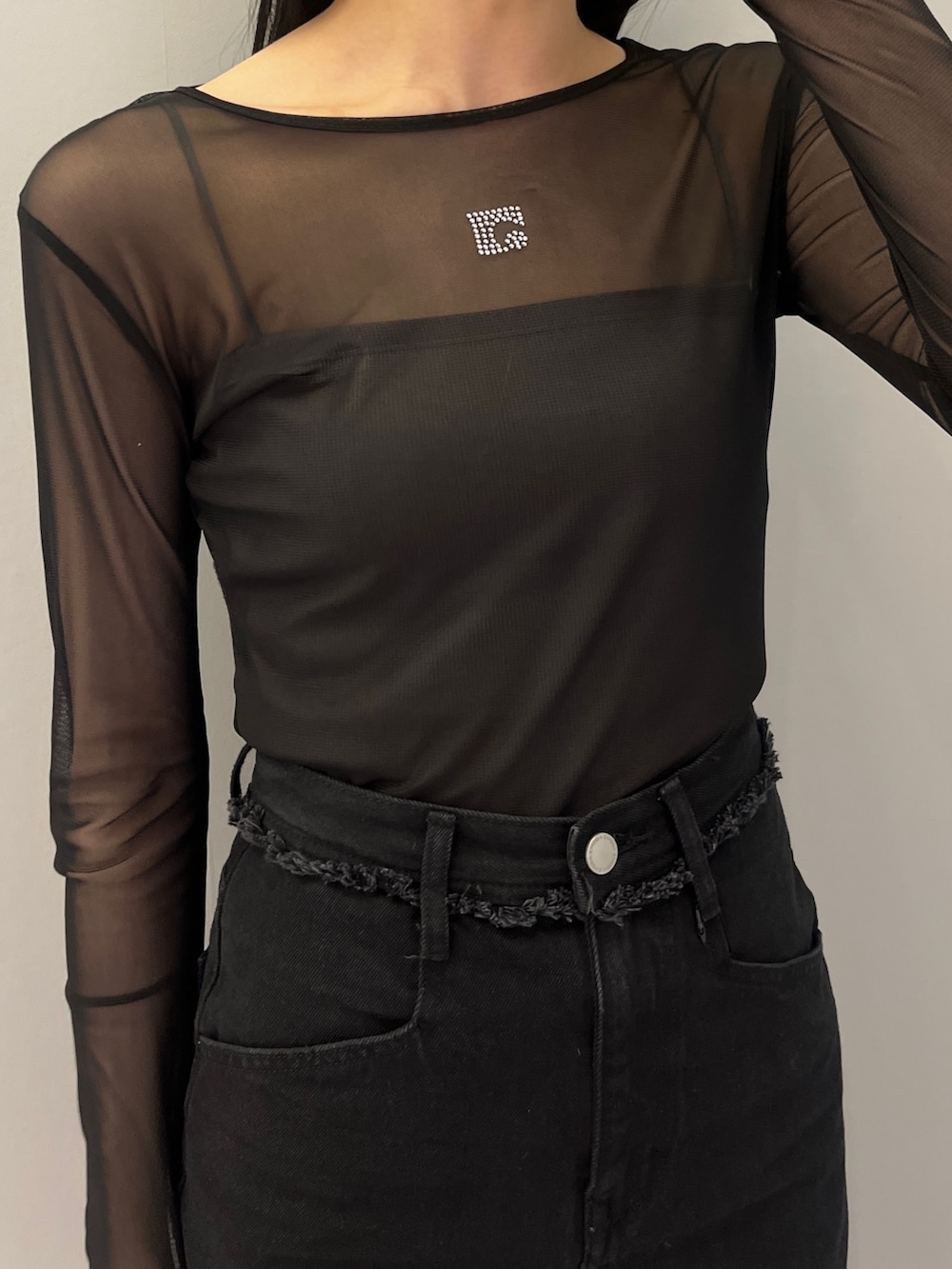 ブラック系のキャミソール、ブラック系のキャミソール、ブラック系のTシャツ/カットソーを着用したレディースの春コーディネートの5枚目の写真