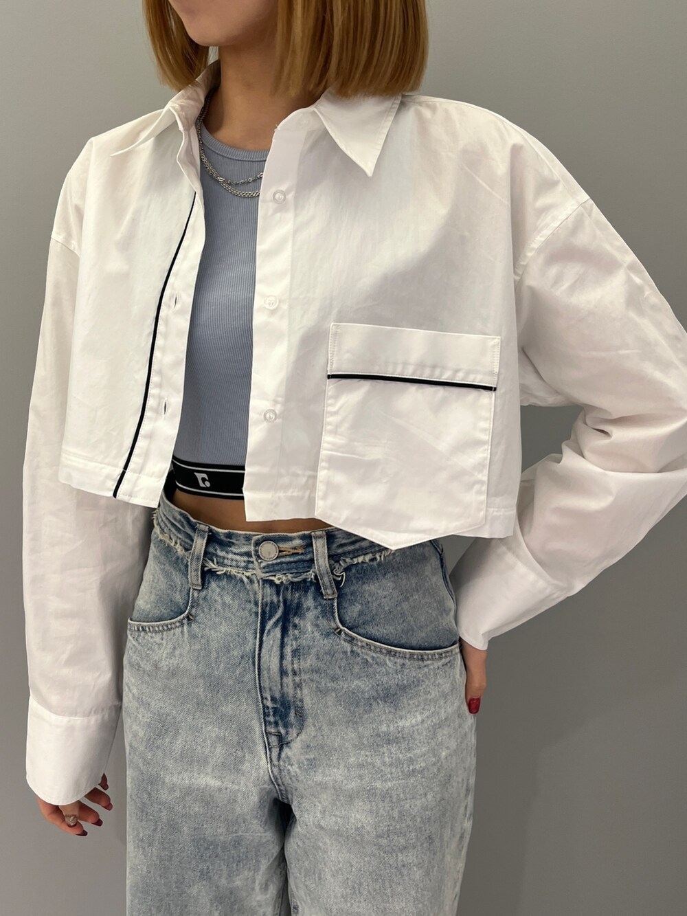 ホワイト系のシャツ/ブラウス、ブルー系のTシャツ/カットソー、ブルー系のデニムパンツを着用したレディースの春コーディネートの4枚目の写真