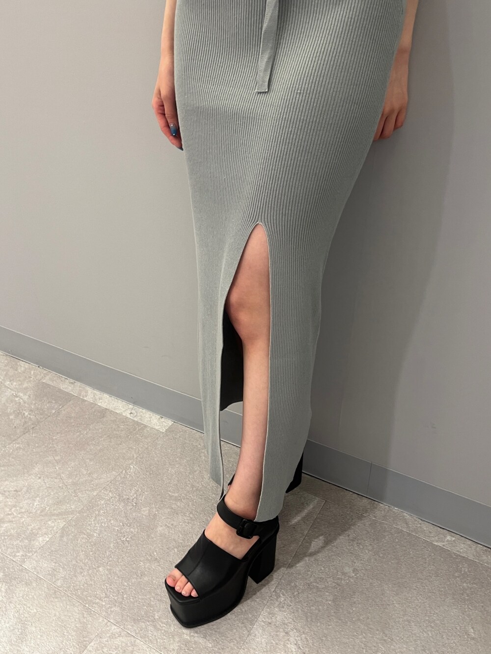 ブルー系のワンピース、ブラック系のサンダル、ブラック系のシャツ/ブラウスを着用したレディースの春コーディネートの6枚目の写真