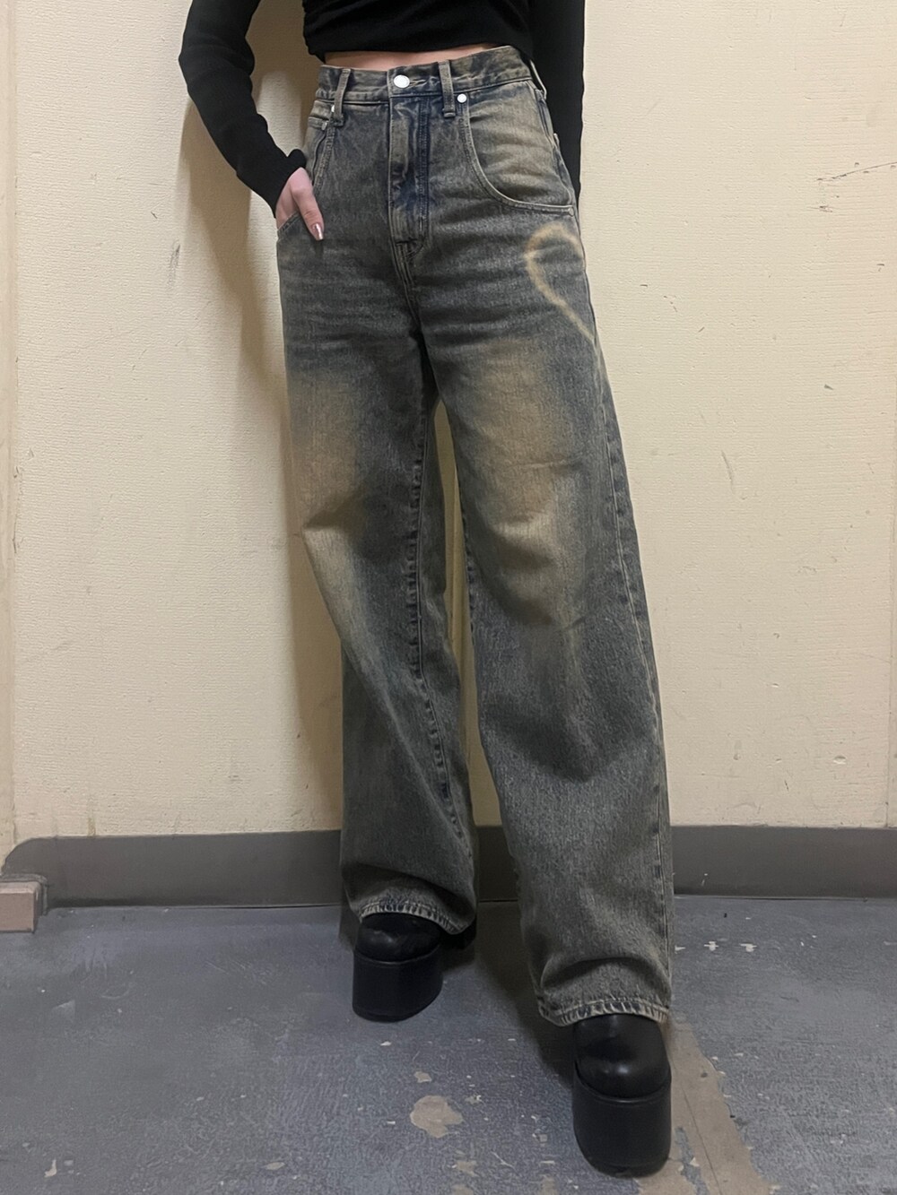 ブルー系のTシャツ/カットソー、ブラック系のスカート、ブルー系のデニムパンツを着用したレディースの春コーディネートの5枚目の写真