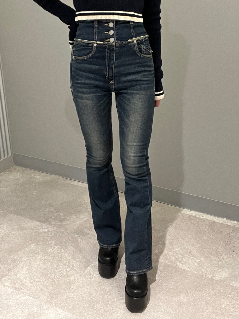 ブルー系のデニムパンツ、ブラック系のブーツ、グレー系のニット/セーターを着用したレディースの秋コーディネートの8枚目の写真