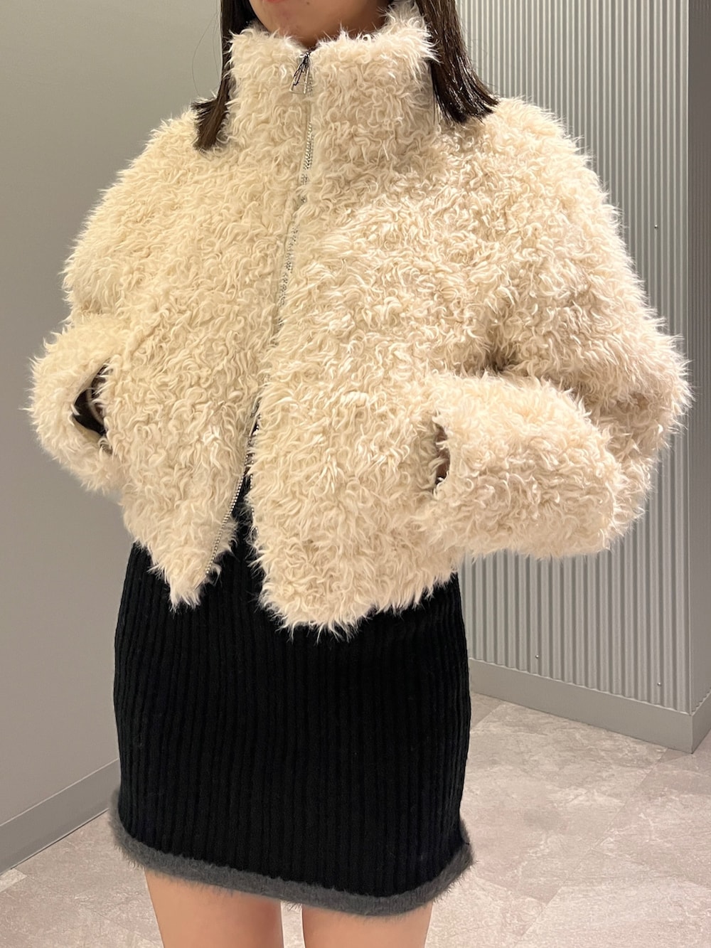 その他のローファー、ホワイト系のブルゾン、ブラック系のスカートを着用したレディースの秋コーディネートの4枚目の写真