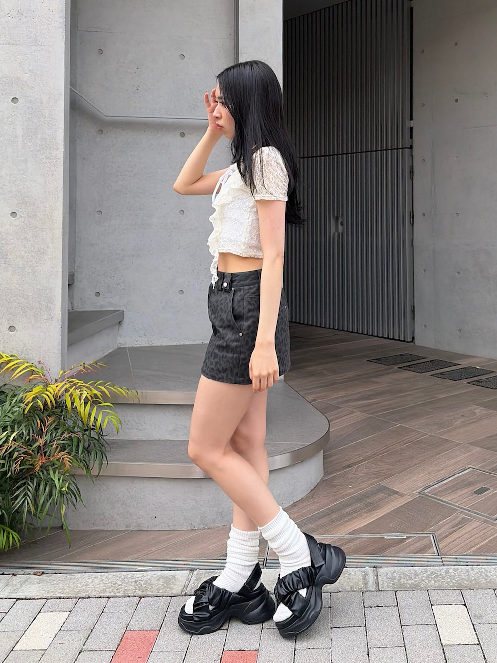 ホワイト系のTシャツ/カットソー、グレー系のスカート、ブラック系のサンダルを着用したレディースの夏コーディネートの3枚目の写真
