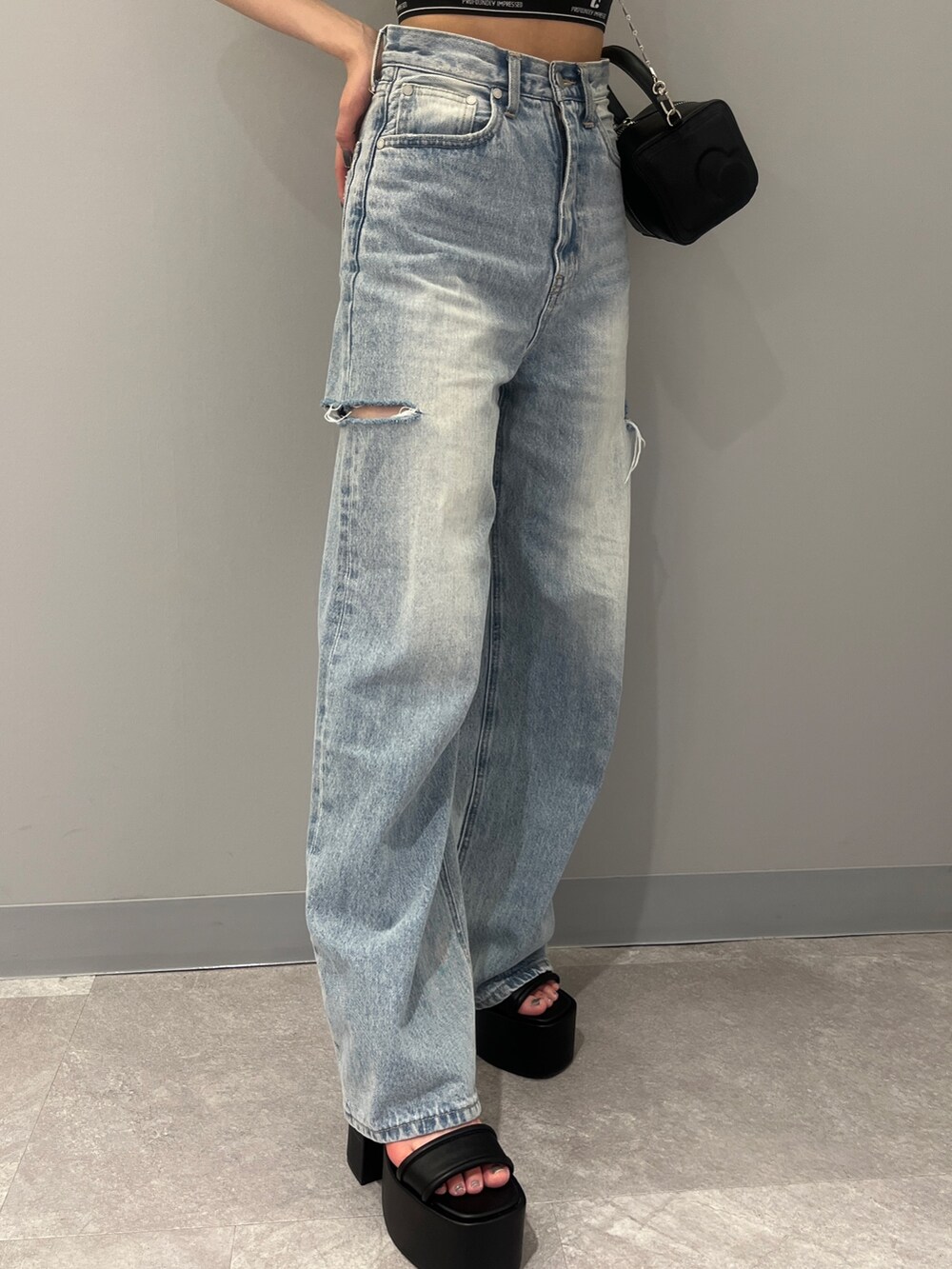 グレー系のシャツ/ブラウス、ブルー系のショルダーバッグ、ブルー系のデニムパンツを着用したレディースの夏コーディネートの6枚目の写真