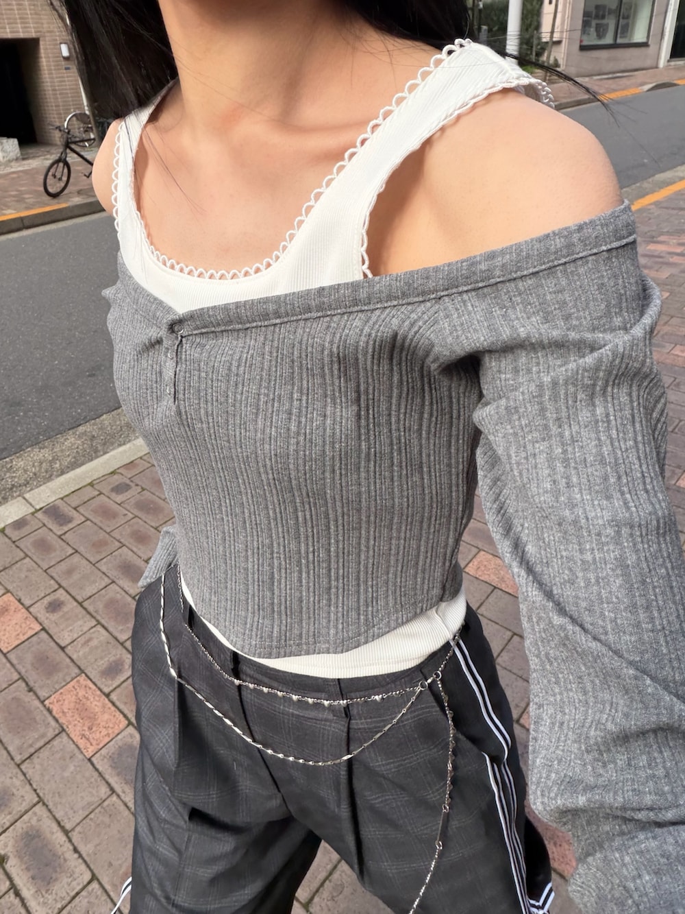 グレー系のTシャツ/カットソー、グレー系のその他パンツ、ブラック系のローファーを着用したレディースの春コーディネートの4枚目の写真