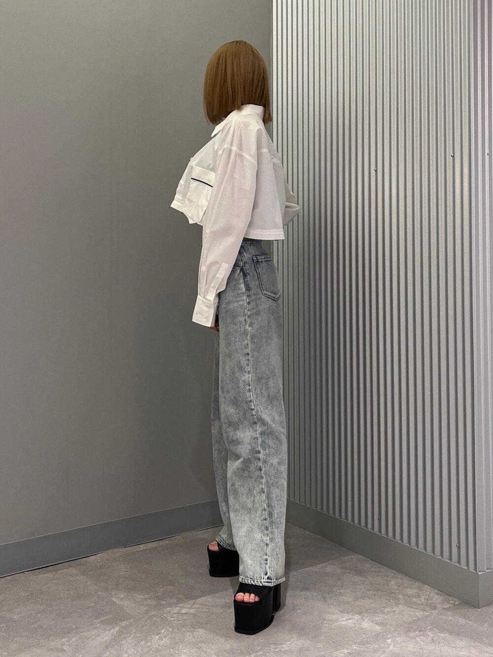 ホワイト系のシャツ/ブラウス、ブルー系のTシャツ/カットソー、ブルー系のデニムパンツを着用したレディースの春コーディネートの2枚目の写真