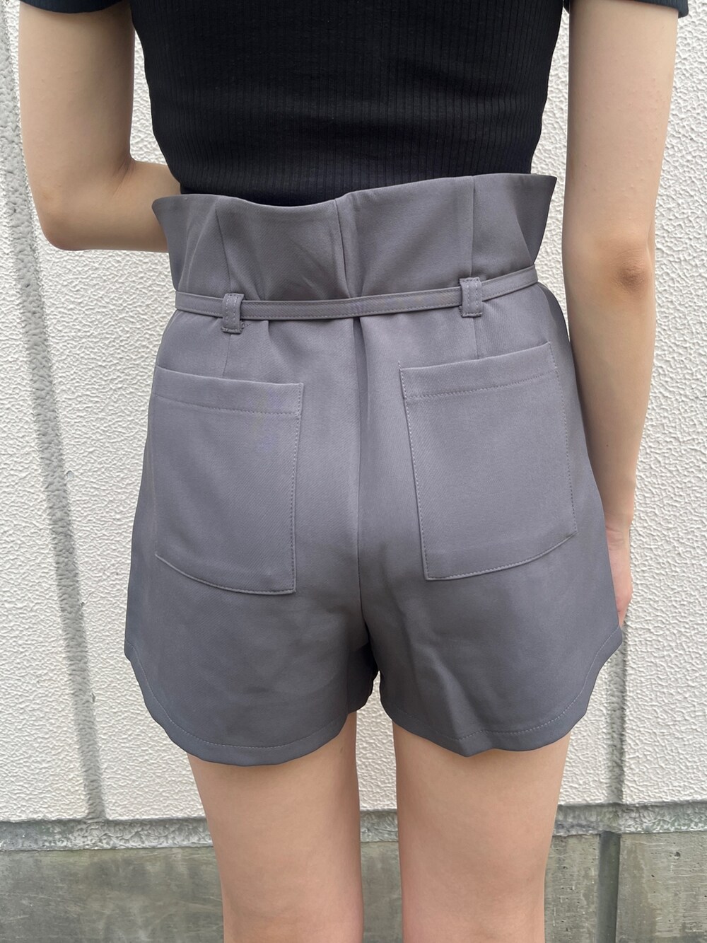 ブラック系のTシャツ/カットソー、グレー系のその他パンツ、ブラック系のサンダルを着用したレディースの夏コーディネートの6枚目の写真