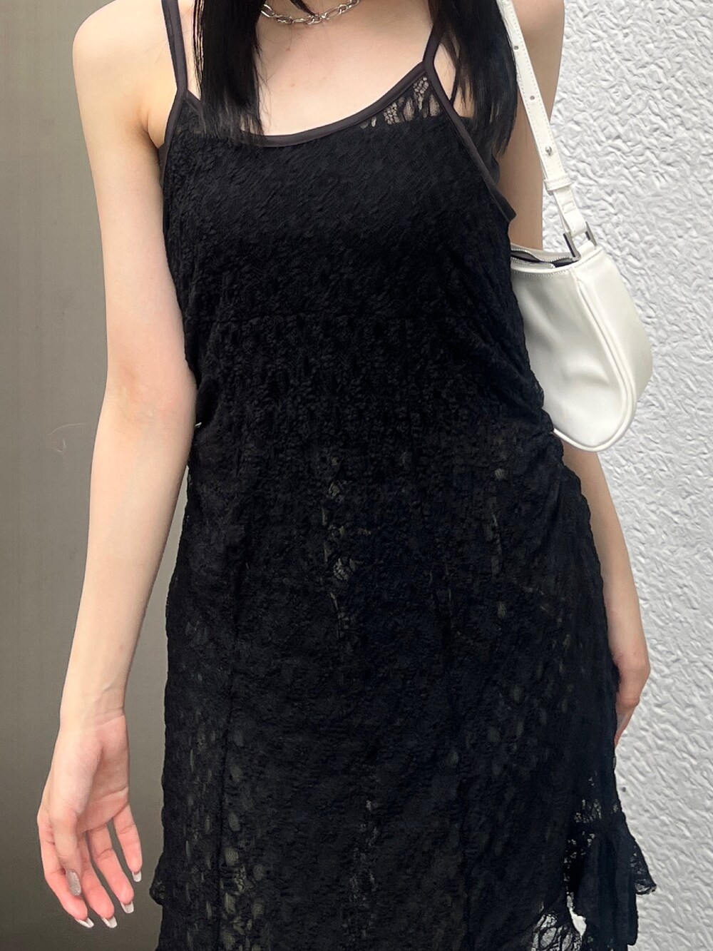 ブルー系のデニムパンツ、ホワイト系のショルダーバッグ、ブラック系のサンダルを着用したレディースの夏コーディネートの4枚目の写真