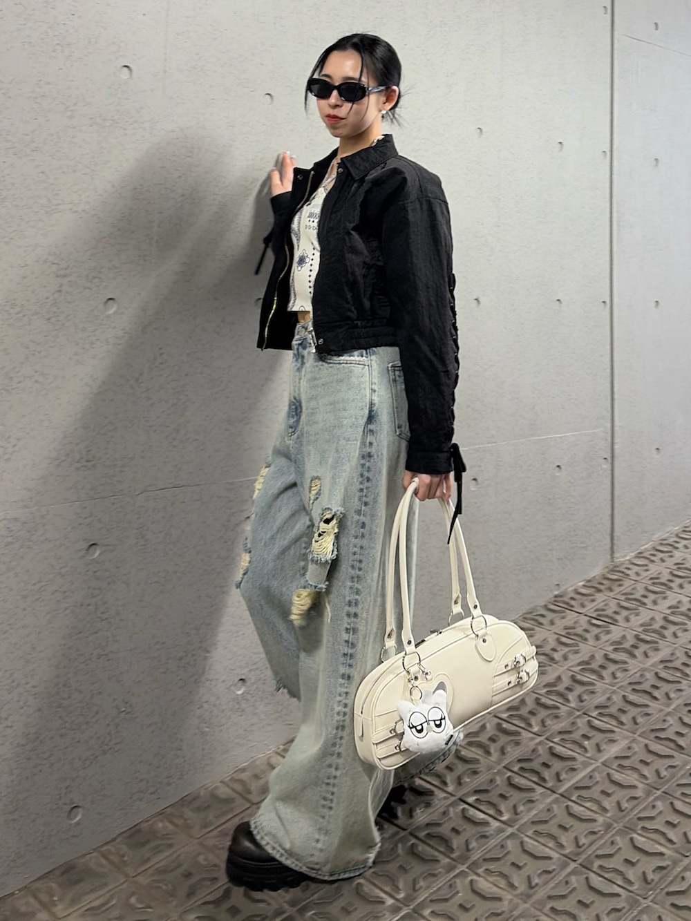 ブラック系のブルゾン、その他のTシャツ/カットソー、ホワイト系のハンドバッグを着用したレディースの春コーディネートの3枚目の写真