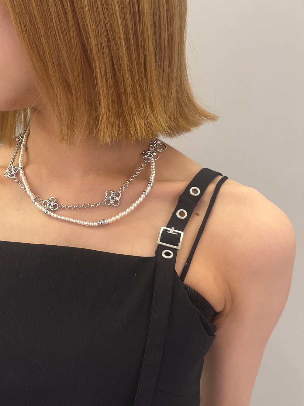 グレー系のシャツ/ブラウス、ブラック系のワンピース、ブラック系のサンダルを着用したレディースの春コーディネートの8枚目の写真