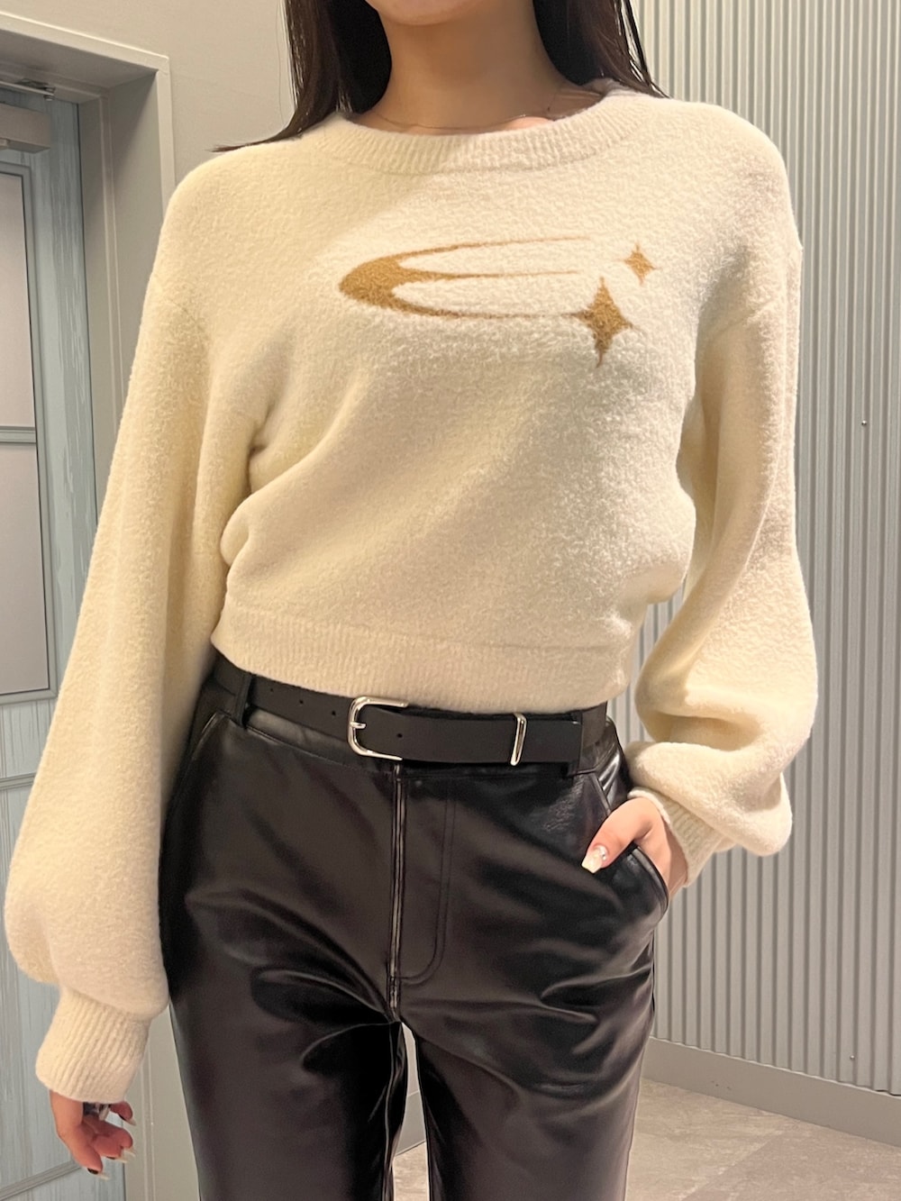 ブラック系のその他パンツ、シルバー系のブーツ、ブラック系のショルダーバッグを着用したレディースの秋コーディネートの7枚目の写真