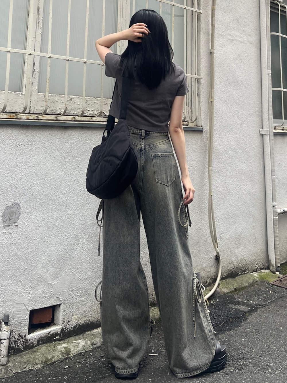 グレー系のTシャツ/カットソー、ブラック系のサンダル、ブルー系のデニムパンツを着用したレディースの夏コーディネートの3枚目の写真