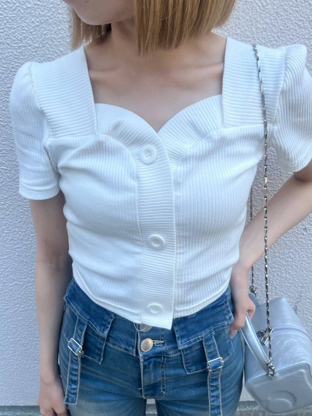 ホワイト系のTシャツ/カットソー、ブルー系のデニムパンツ、シルバー系のハンドバッグを着用したレディースの夏コーディネートの4枚目の写真