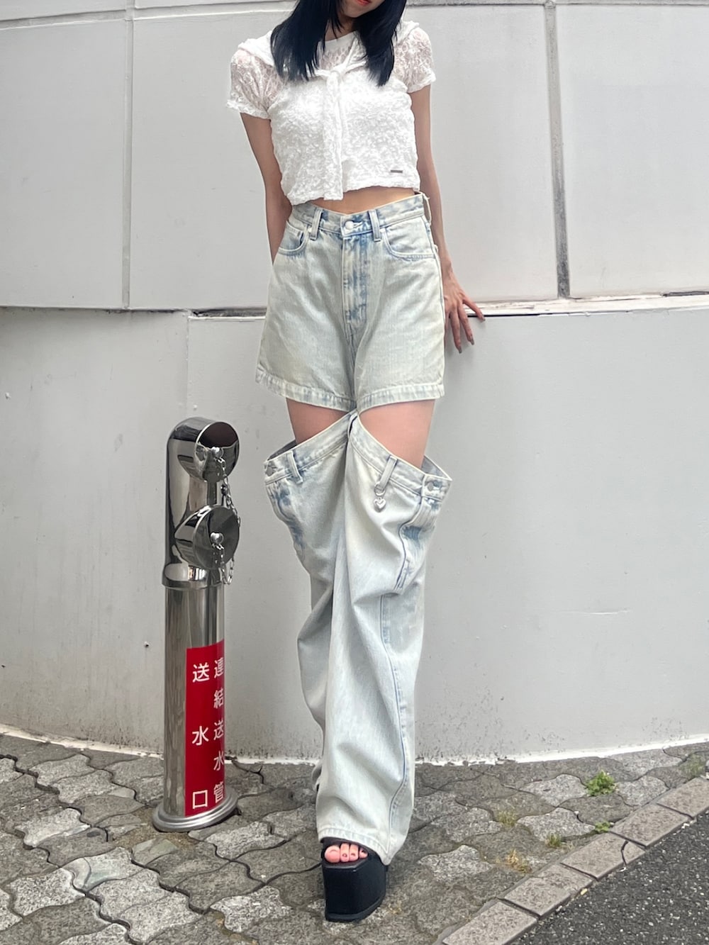 ホワイト系のTシャツ/カットソー、ブルー系のデニムパンツ、ブラック系のサンダルを着用したレディースの夏コーディネートの4枚目の写真