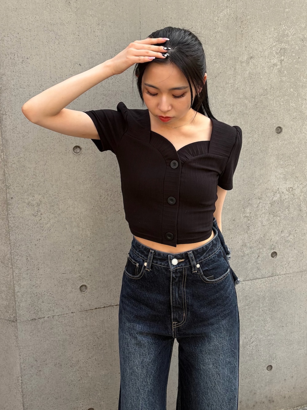 ブルー系のデニムパンツ、ブラック系のサンダルを着用したレディースの春コーディネートの3枚目の写真