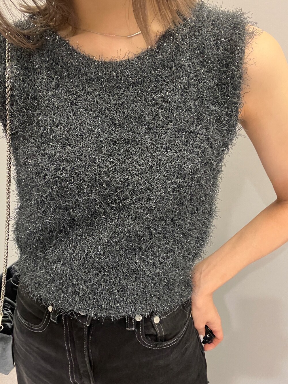 ブラック系のデニムパンツ、グレー系のハンドバッグ、ブラック系のサンダルを着用したレディースの夏コーディネートの4枚目の写真