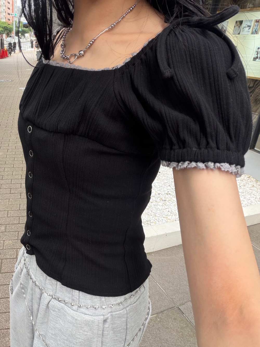 グレー系のスウェットパンツ、ブラック系のTシャツ/カットソー、ピンク系のショルダーバッグを着用したレディースの夏コーディネートの5枚目の写真
