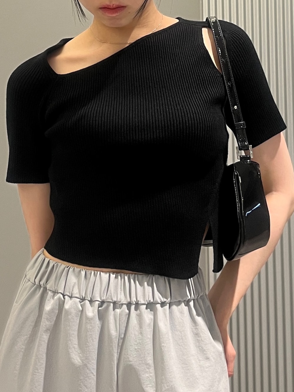 ブラック系のショルダーバッグ、グレー系のその他パンツ、ブラック系のパンプスを着用したレディースの夏コーディネートの4枚目の写真