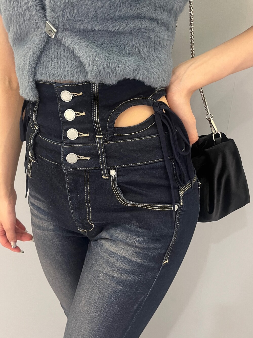 ブルー系のニット/セーター、ブルー系のデニムパンツ、ブラック系のサンダルを着用したレディースの夏コーディネートの6枚目の写真