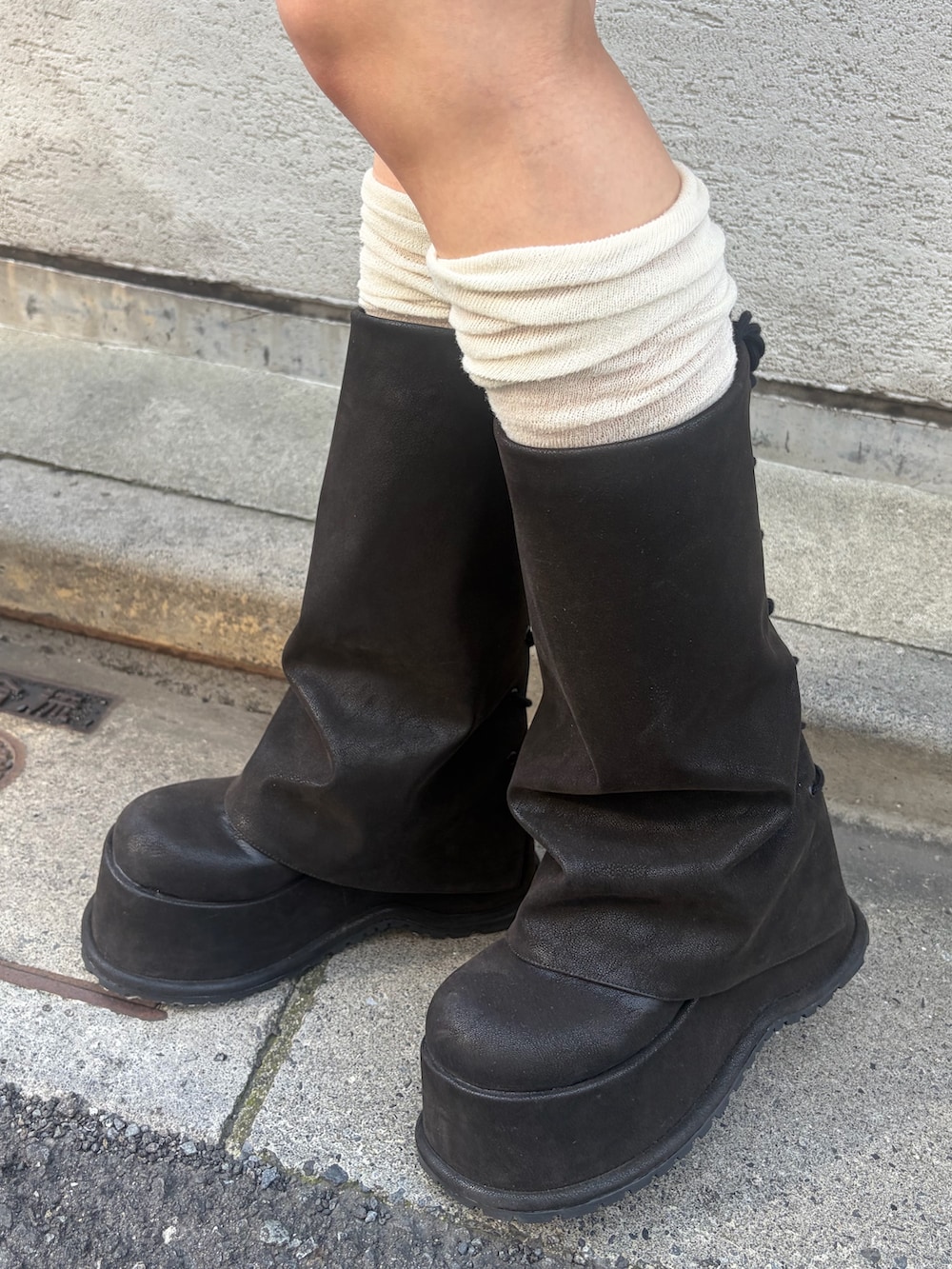 ブルー系のワンピース、ブラック系のその他パンツ、ブラック系のブーツを着用したレディースの秋コーディネートの5枚目の写真